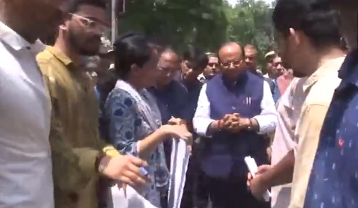 V.K. Saxena meets protesting students